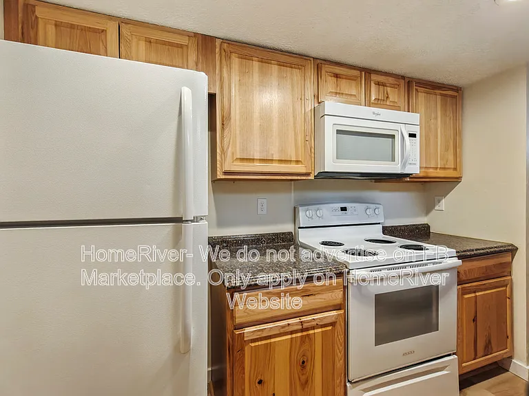 5418 N Maple St — Photo 2
