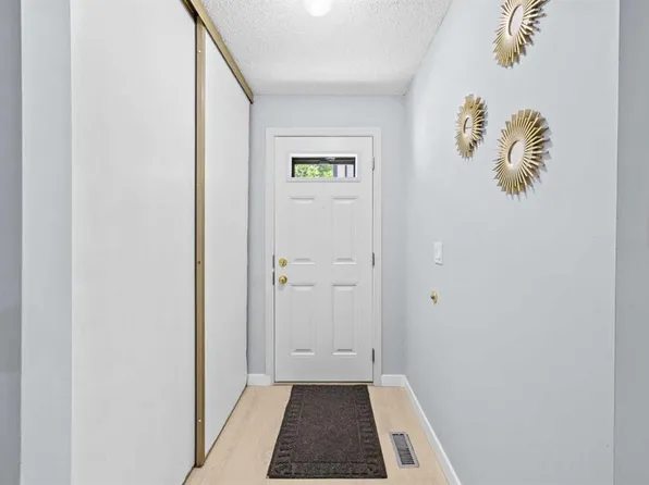 115 W Bergen Rd NW #16, Calgary, AB T3K 1P2
