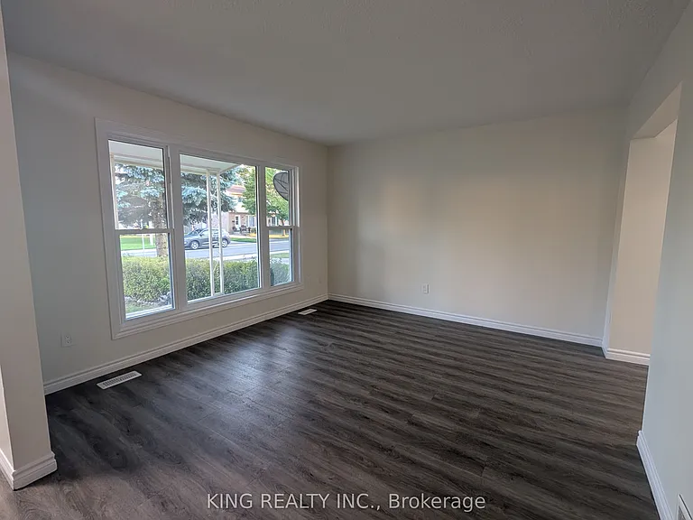 37 Vanier Pl — Photo 4