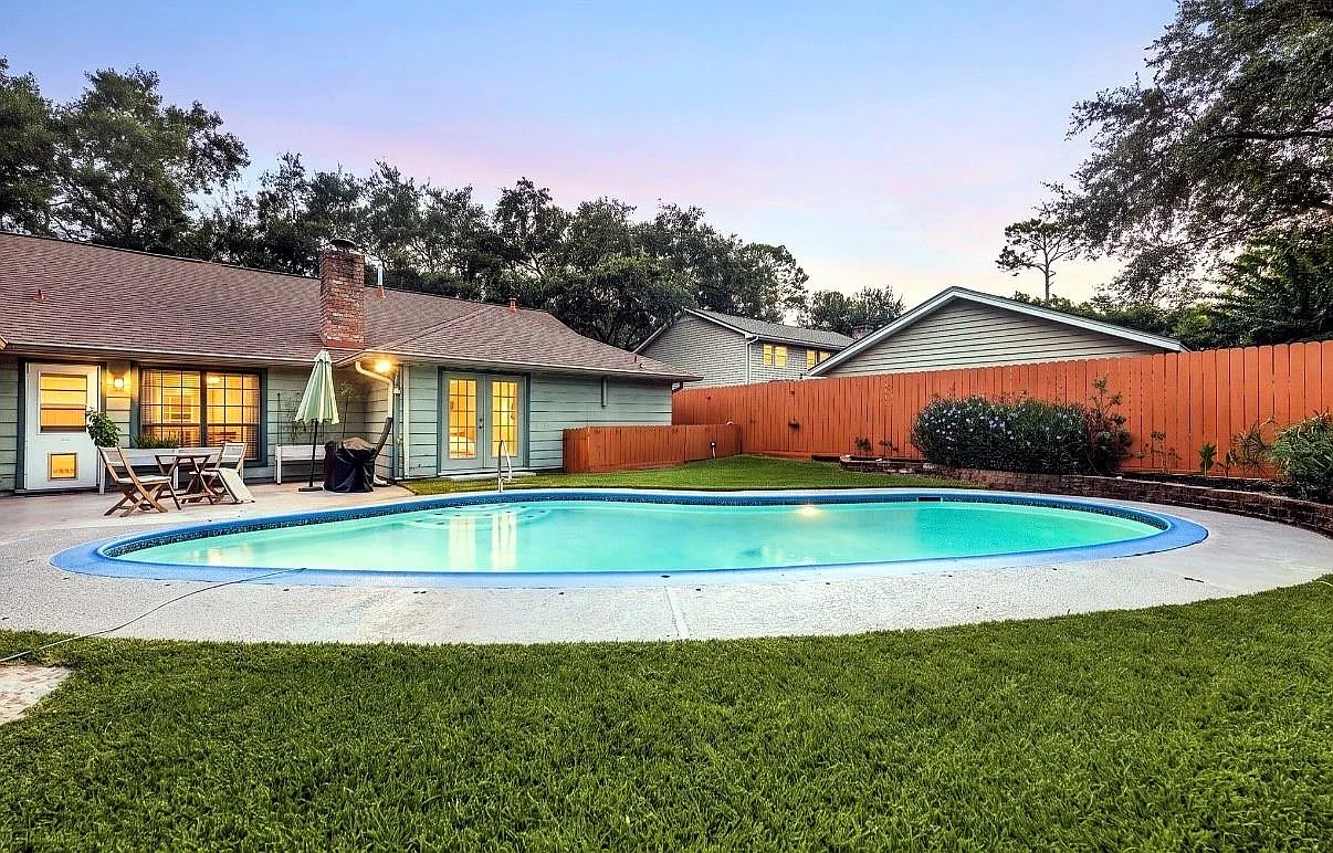 4 bed, 2.5 bath, 2320 sqft, $3,300 — Photo 2