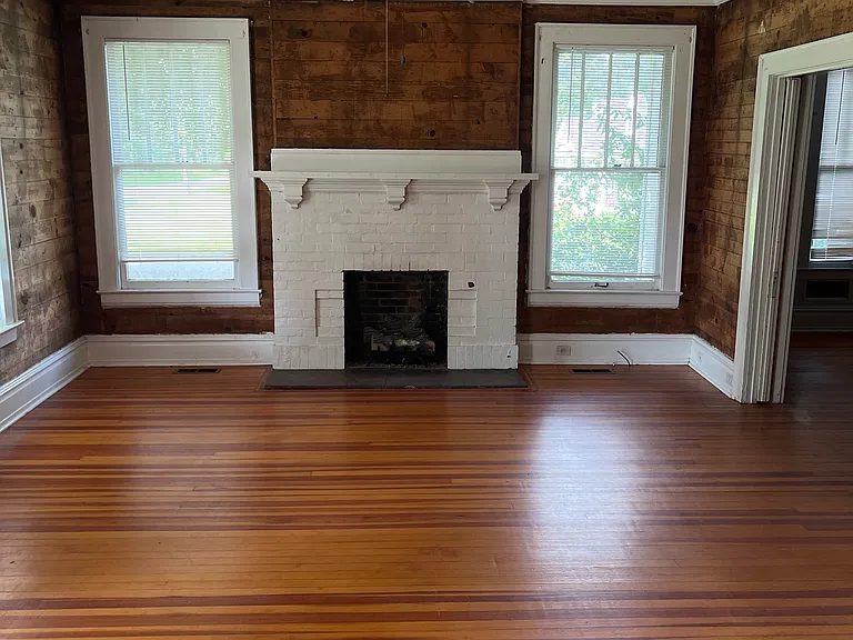 302 College St S — Photo 4