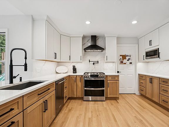3rd image of 658 Lexington Sq W
