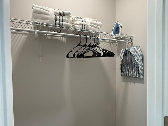 4th image of 404 Peach St