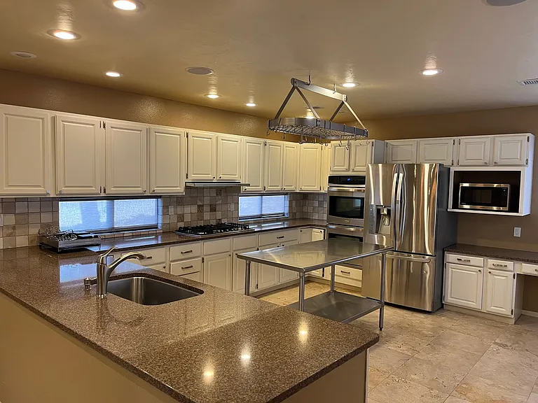 318 Sunset Park Dr — Photo 2