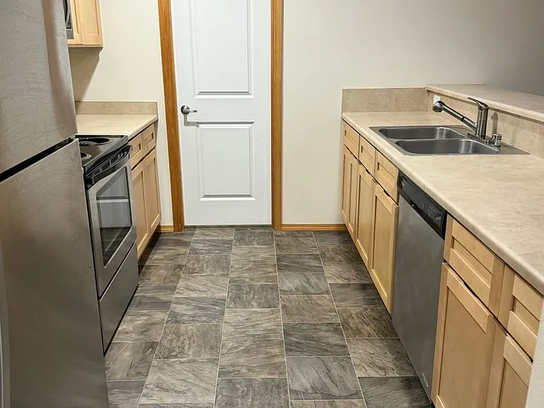 421 NE Ohenry Ct — Photo 4