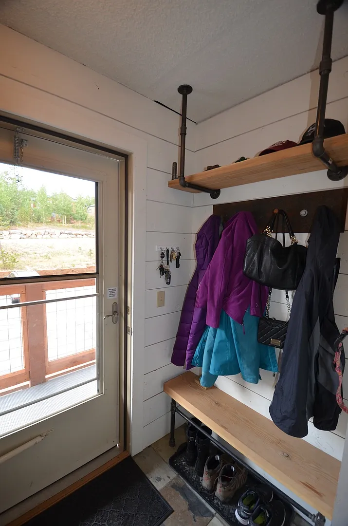 Updated Unit! Great Views! Year lease! — Photo 1