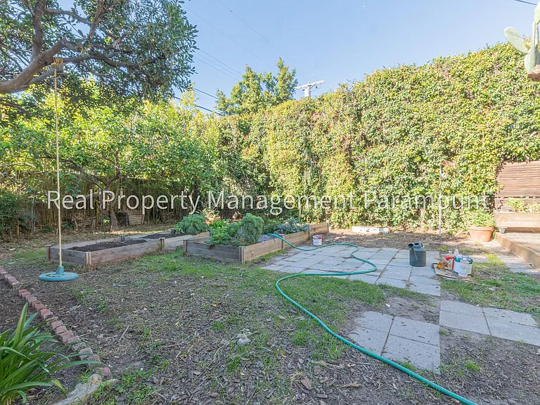 1929 N Berendo St — Photo 40