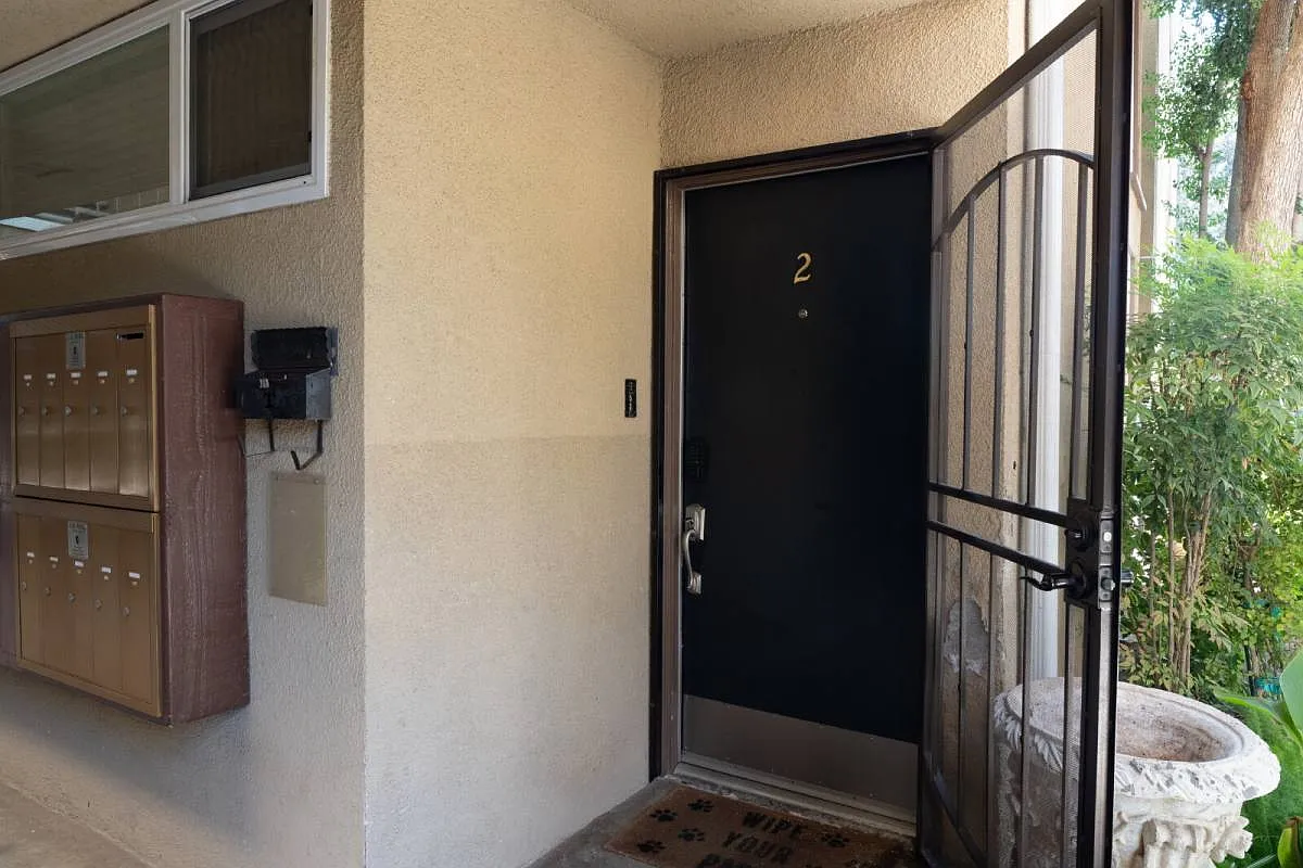 465 S Los Robles Ave #2 in Pasadena, CA 91101 — Photo 1