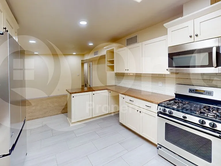2526 E Allen Rd — Photo 4