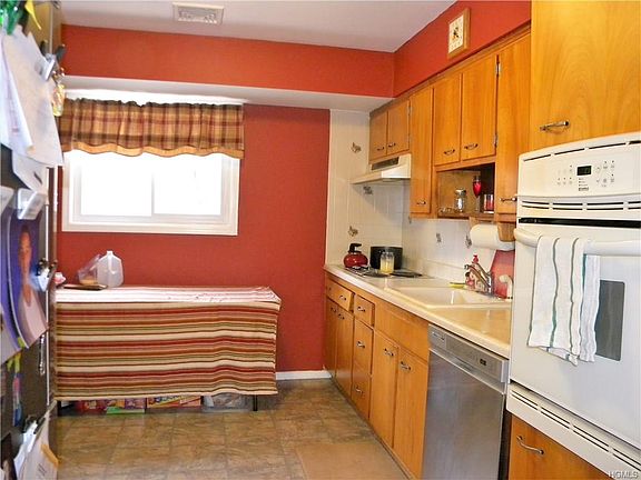 3rd image of 4 Midland Ct