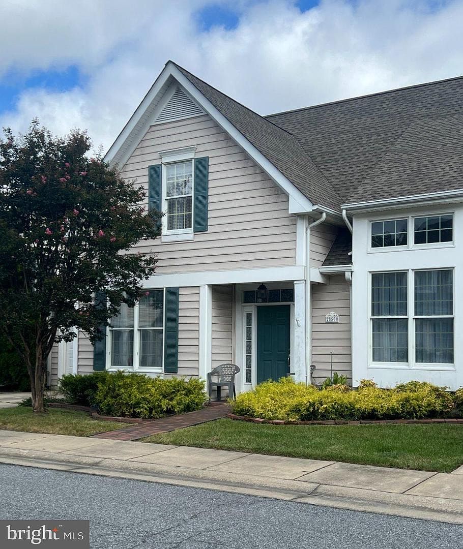 28500 Woods Dr — Waterview Grille At The Easton Club