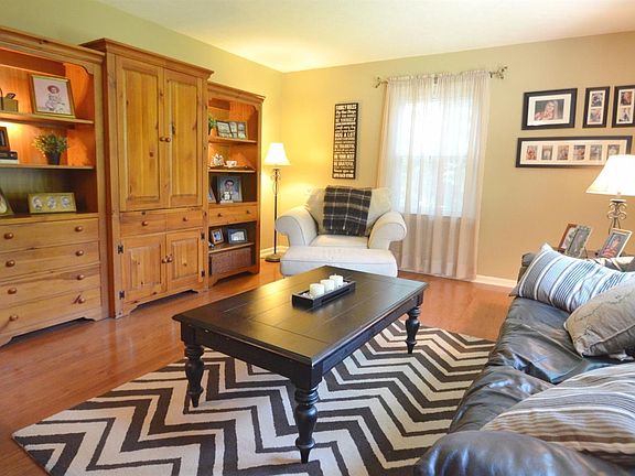 3rd image of 411 Quail Hollow Dr