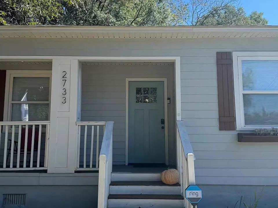 2733 E Surrey Dr