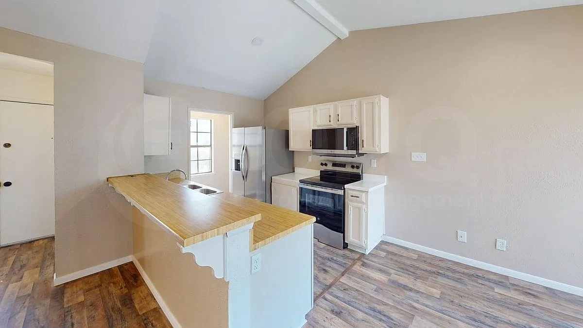 3 bed, 1.0 bath, 1160 sqft, $1,750 — Photo 3