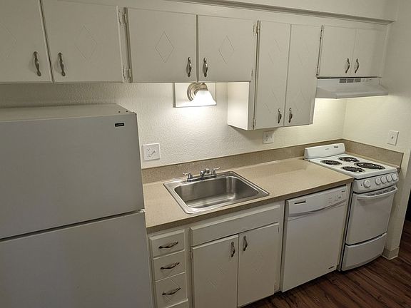 4th image of 6320 SW Lombard Ave #28