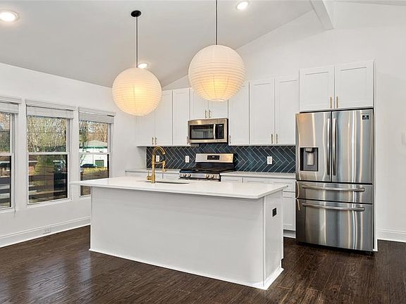 3rd image of 2344 Belmont Dr