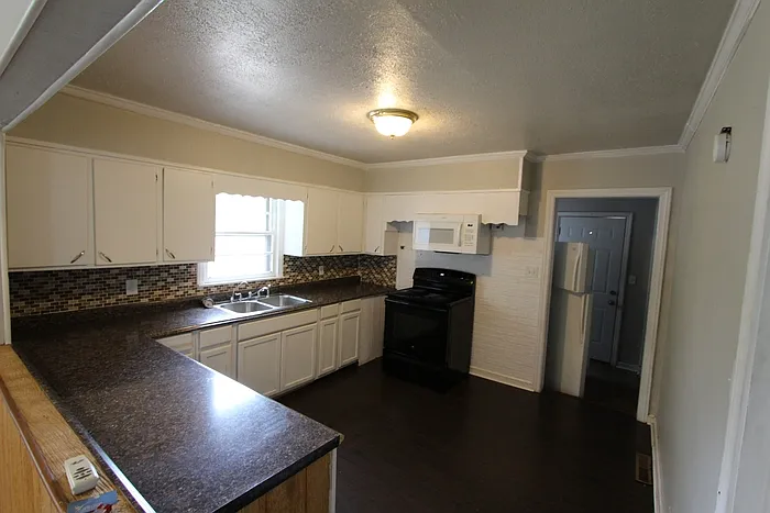 2215 Rosewood Dr — Photo 7
