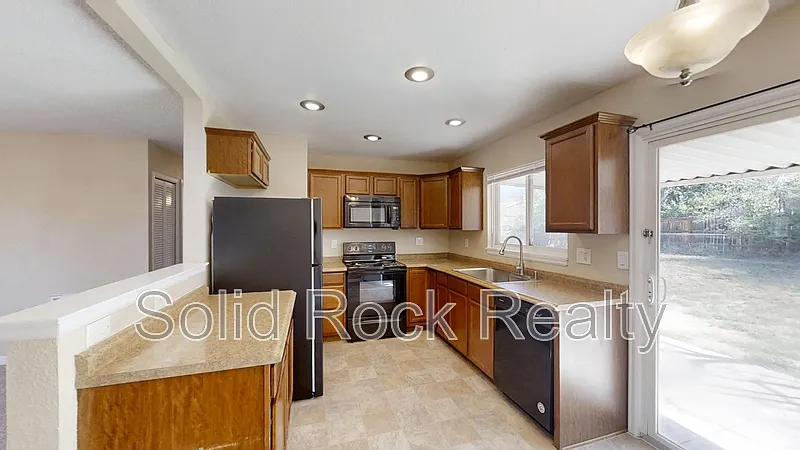 3 bed, 1.0 bath, 1248 sqft, $1,825 — Photo 3
