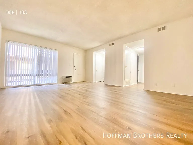 1142 N Clark St #308 — Photo 4