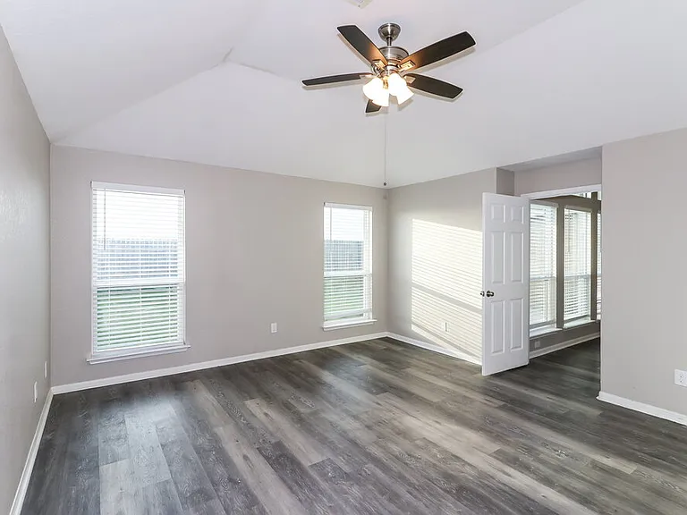 1902 Walnut Green Cir — Photo 9