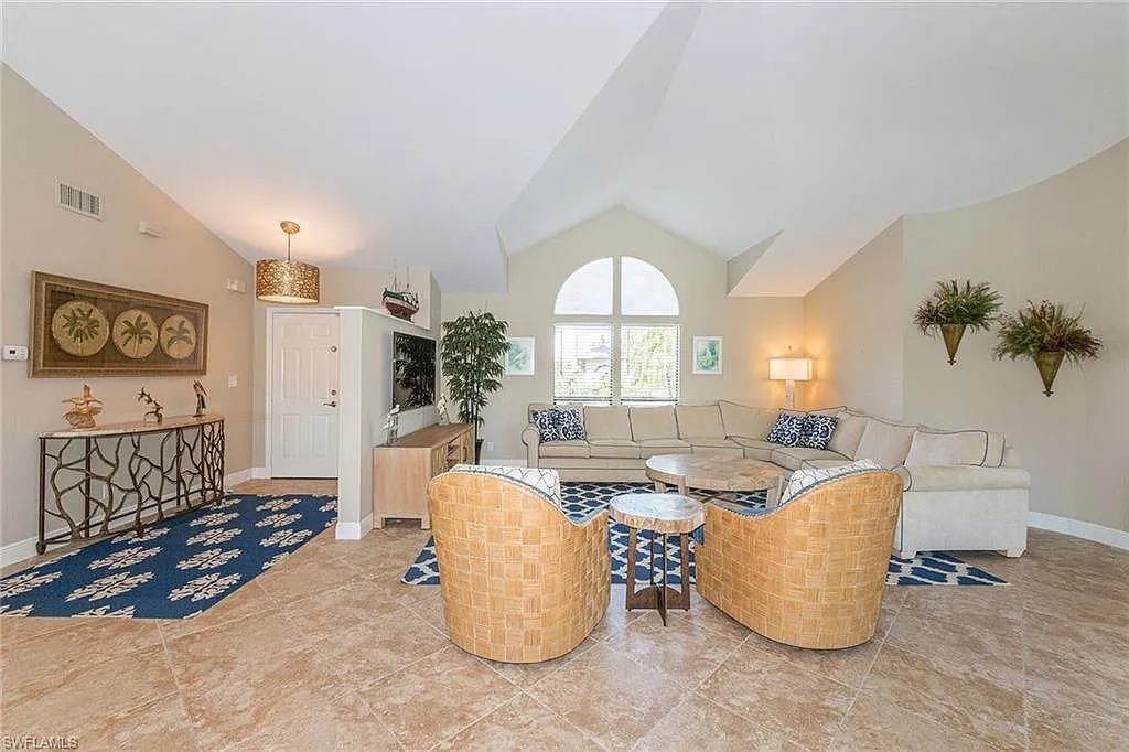 3 bed, 2.0 bath, 2000 sqft, $12,000 — Photo 2