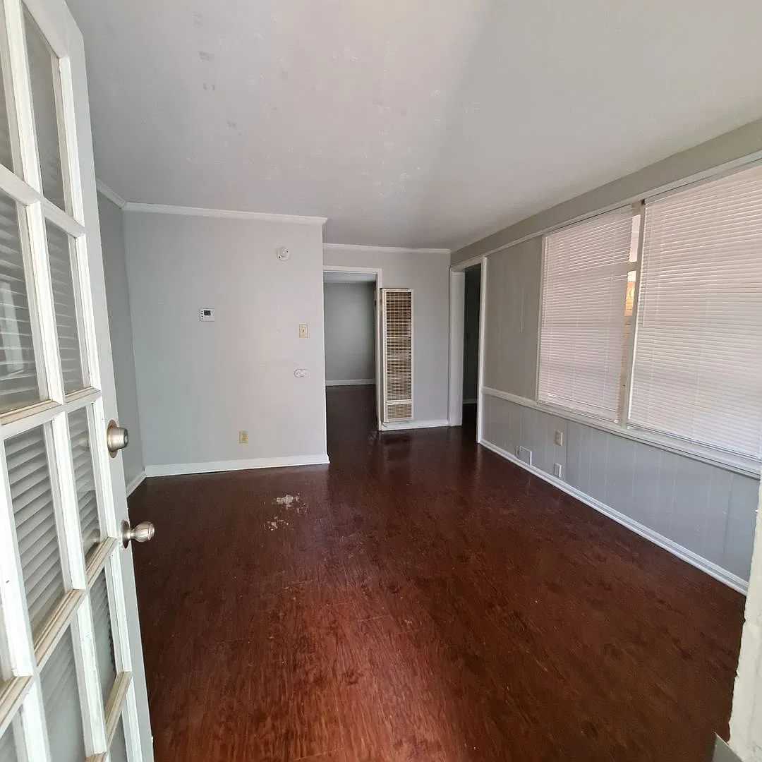 Welcome to 118 S Humes Street! — Photo 2