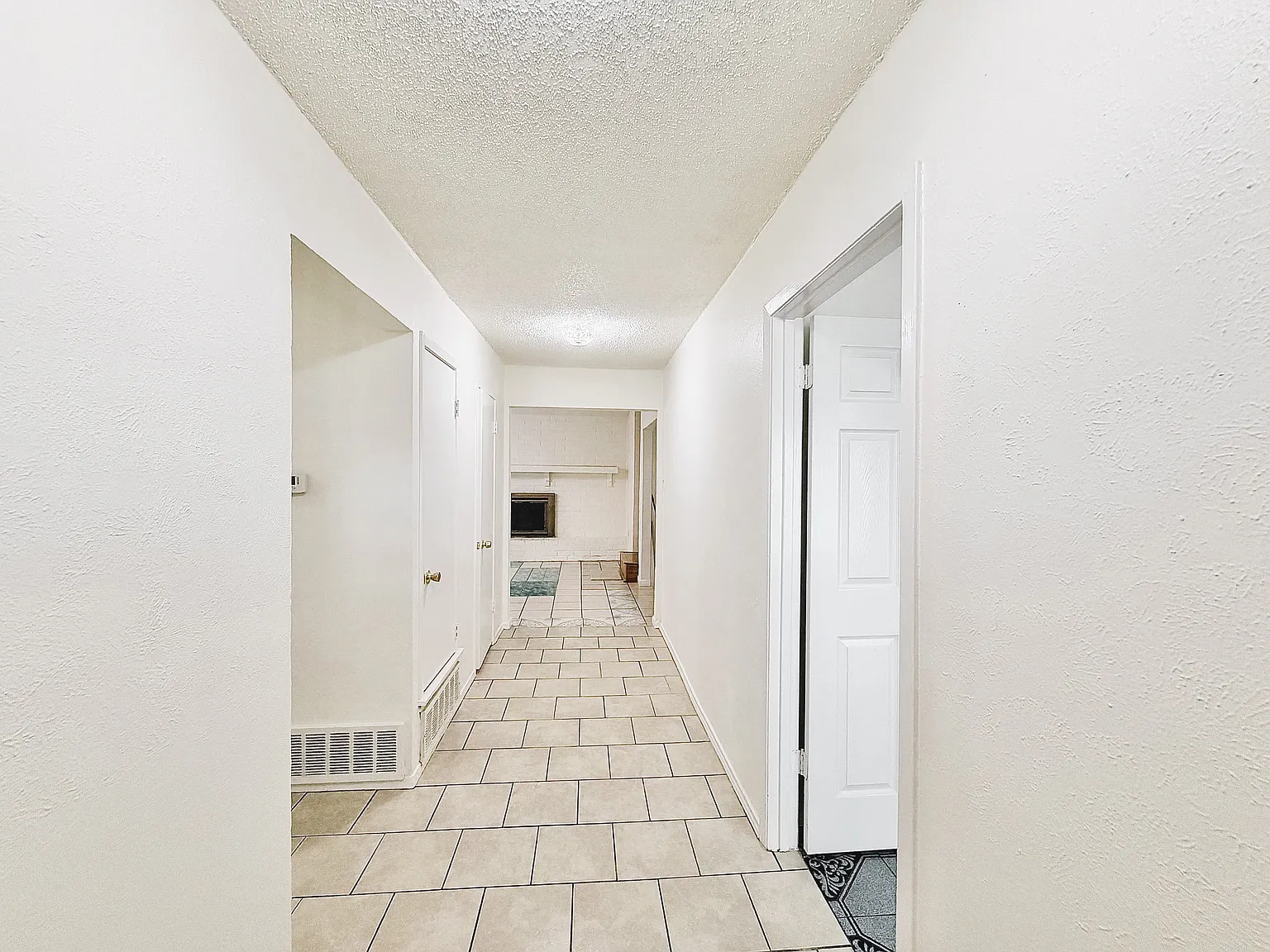 4 bed, 2106 sqft, $2,300 — Photo 4