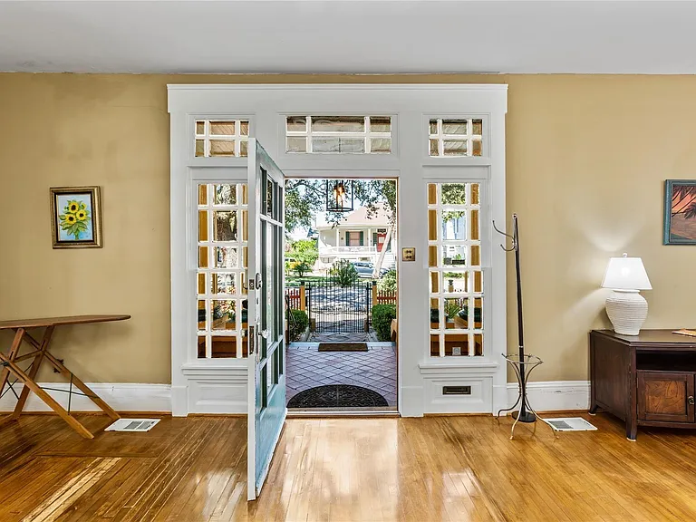 2927 Bernardo De Galvez Ave — Photo 3