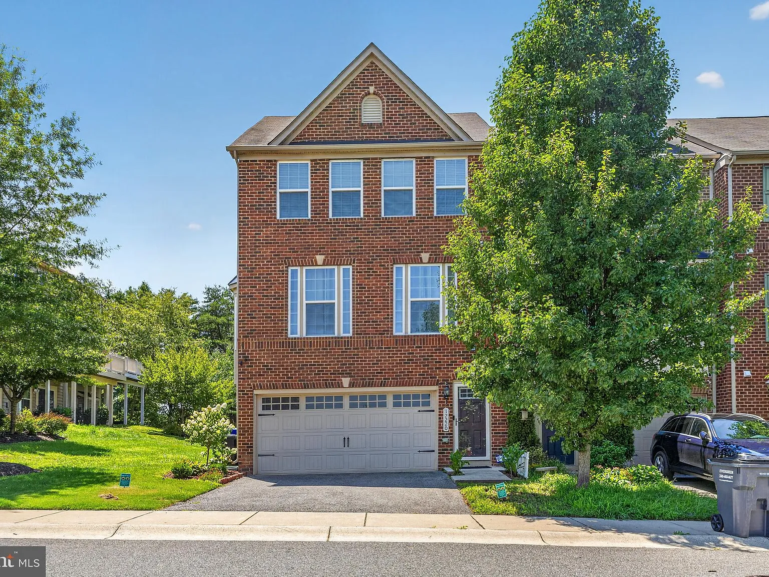 3 bed, 2.5 bath, 2424 sqft, $3,250 — Photo 2
