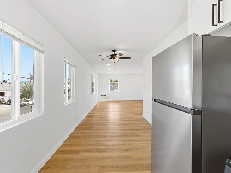 7305 Variel Avenue — Photo 16