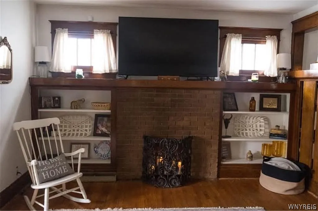 3 bed, 1.0 bath, 2560 sqft, $1,750 — Photo 2