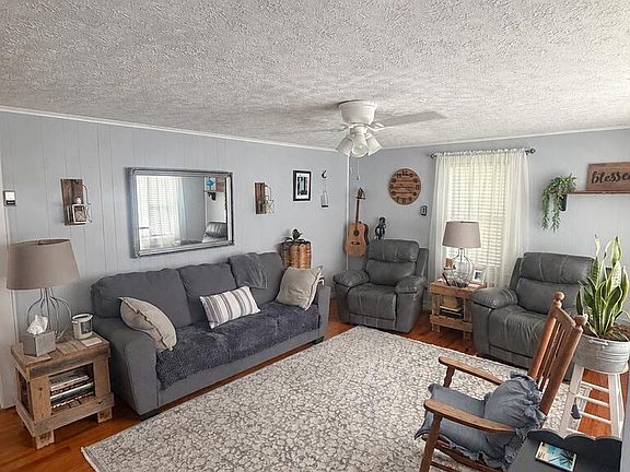 5th image of 821 Byllesby Rd