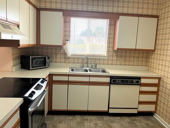3rd image of 604 Gleneagles Dr