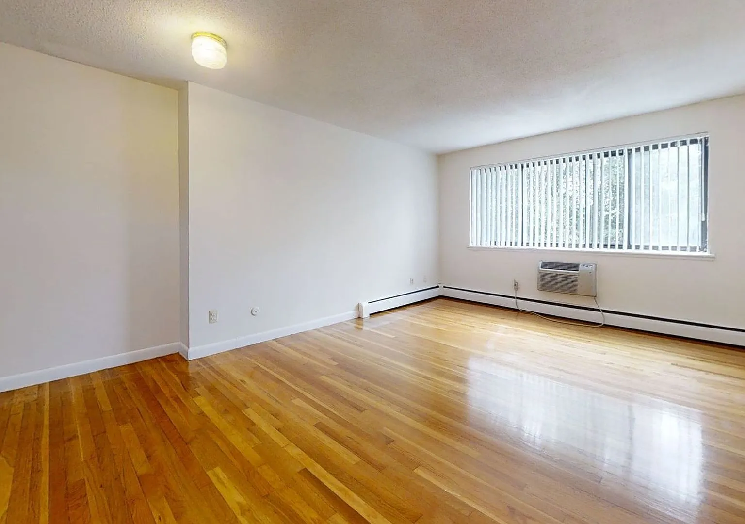 No Fee! Big Brighton Center 2 Bed With Dishwasher — Photo 1