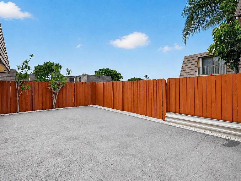 744 Springdale Cir — Photo 5