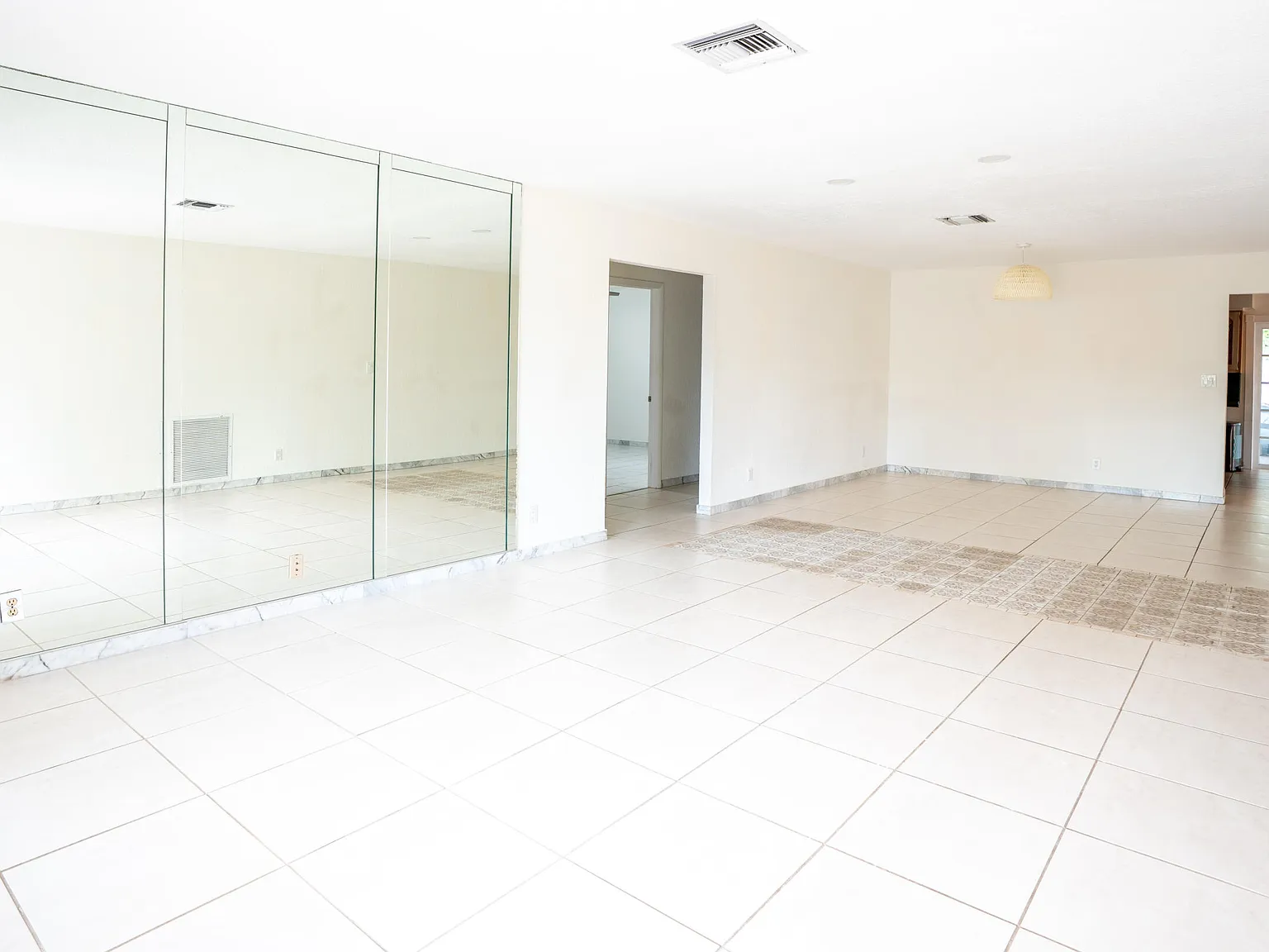 4 bed, 3.0 bath, 2663 sqft, $5,000 — Photo 3