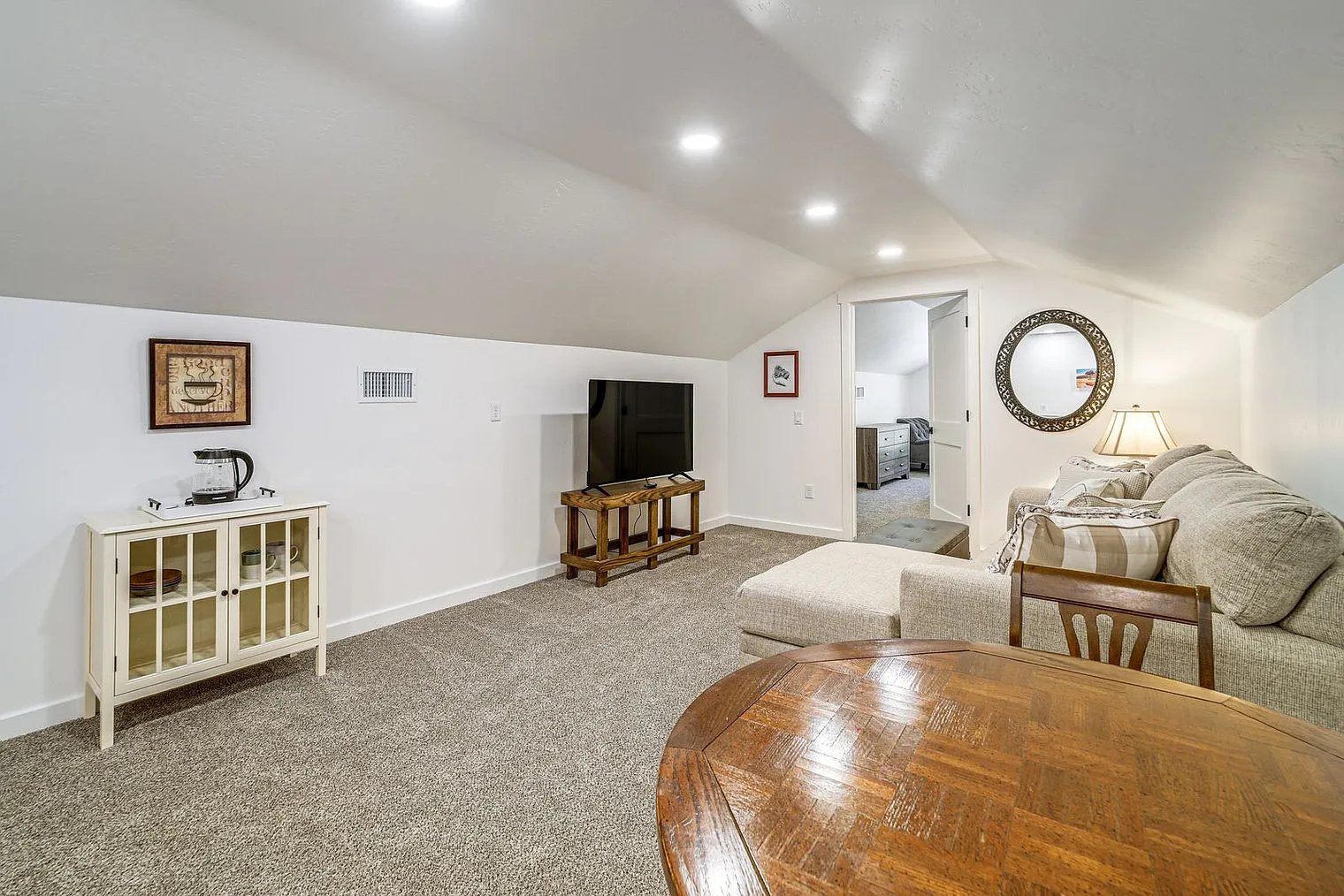 2 bed, 1.0 bath, 1593 sqft, $2,590 — Photo 3
