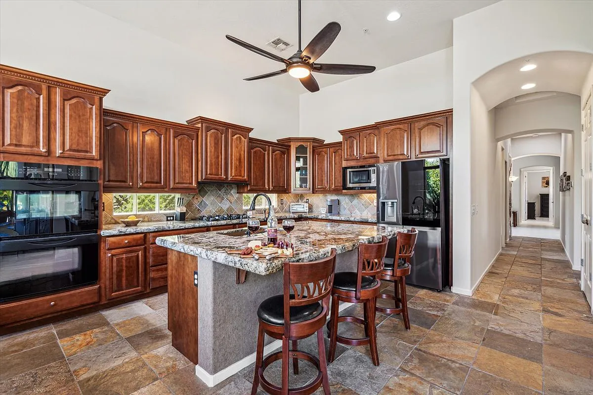 4 bed, 2.5 bath, 3300 sqft, $6,250 — Photo 3