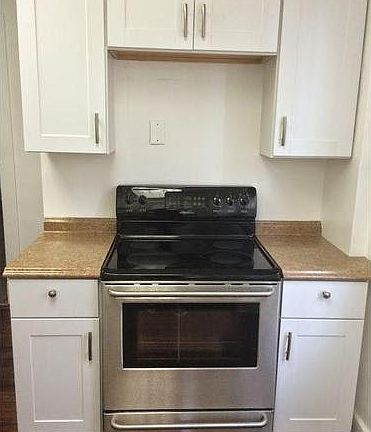 3rd image of 1021 E Stewart St