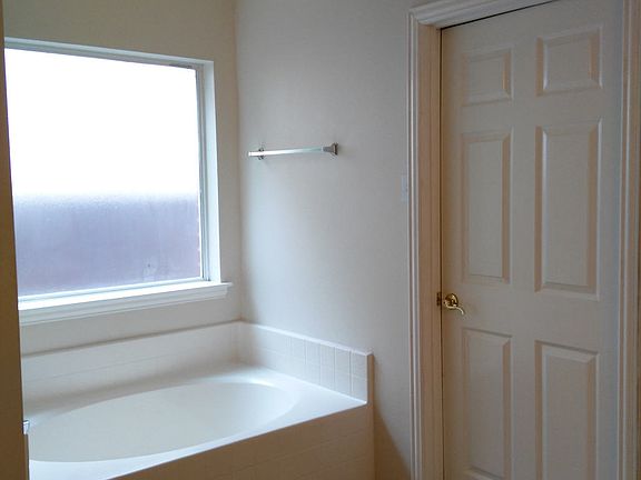 4th image of 1404 Summercrest Ln