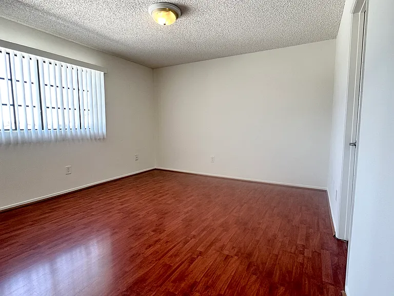 1034 Thompson Ave #8 — Photo 8