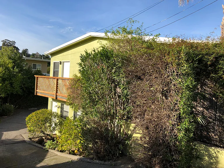 Valencia Ave — Photo 2