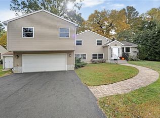 56 Palmer Woods Cir, Branford, CT 06405