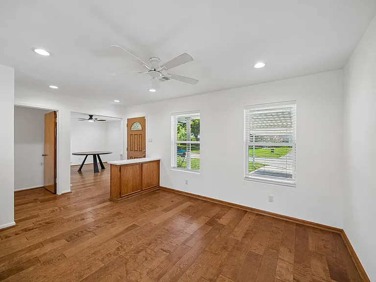 7050 Cole Creek Dr — Photo 2