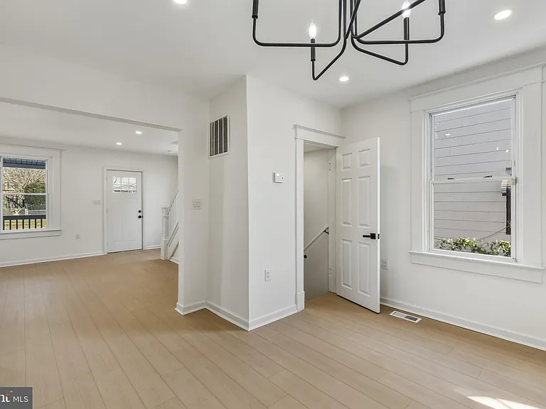507 Washburn Ave — Photo 6