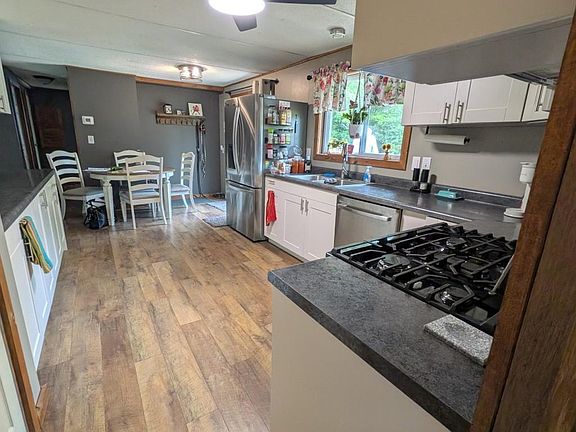 5th image of 560 E Isle St