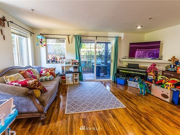 2nd image of 3836 W Lake Sammamish Pkwy NE APT 103