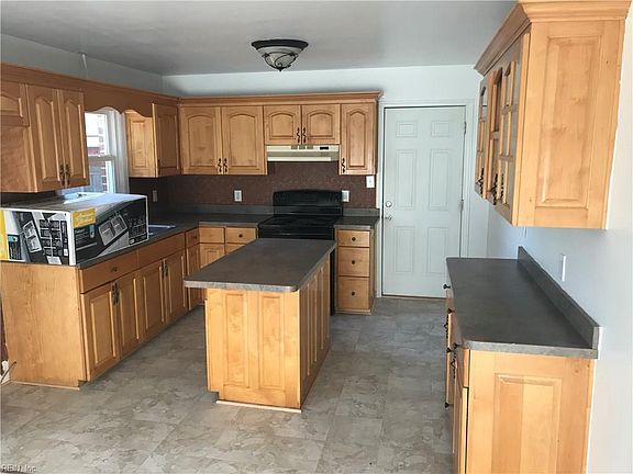 4th image of 92 Maxwell Ln