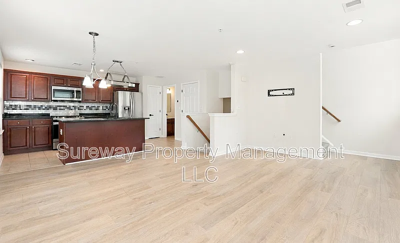 3 bed, 2.5 bath, 1806 sqft, $2,700 — Photo 3