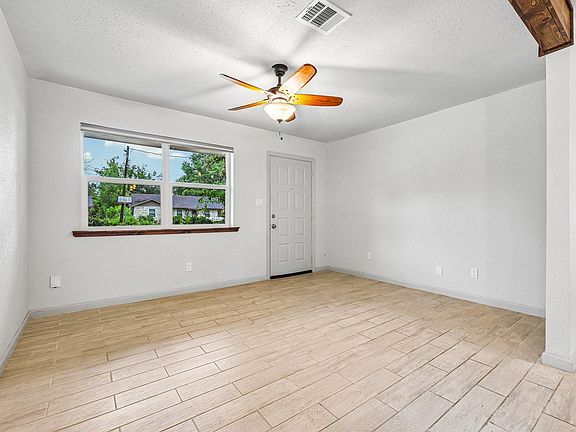 5th image of 410 Magnolia St